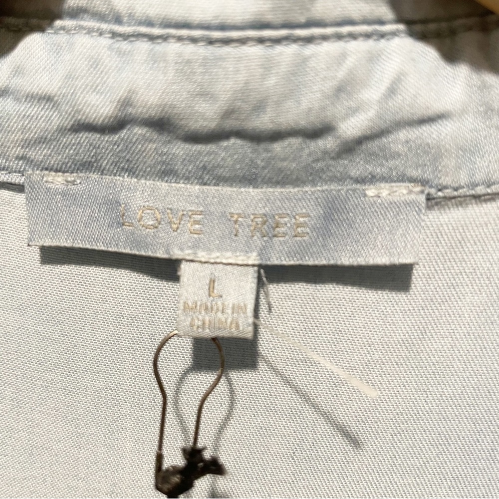 NWT LOVE TREE Women’s Tencel Denim Womens Button Up
Shirt Size Large - Picture 4 of 14